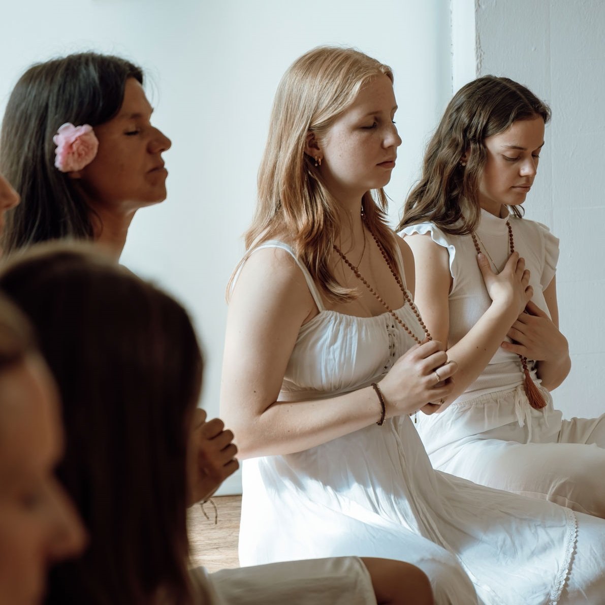 **Abschlusszeremonie bei Helenes 200-Stunden-Yogalehrerausbildung** Teilnehmer:innen sitzen gemeinsam im Kreis während der Abschlusszeremonie von Helenes 200-Stunden-Yogalehrerausbildung.