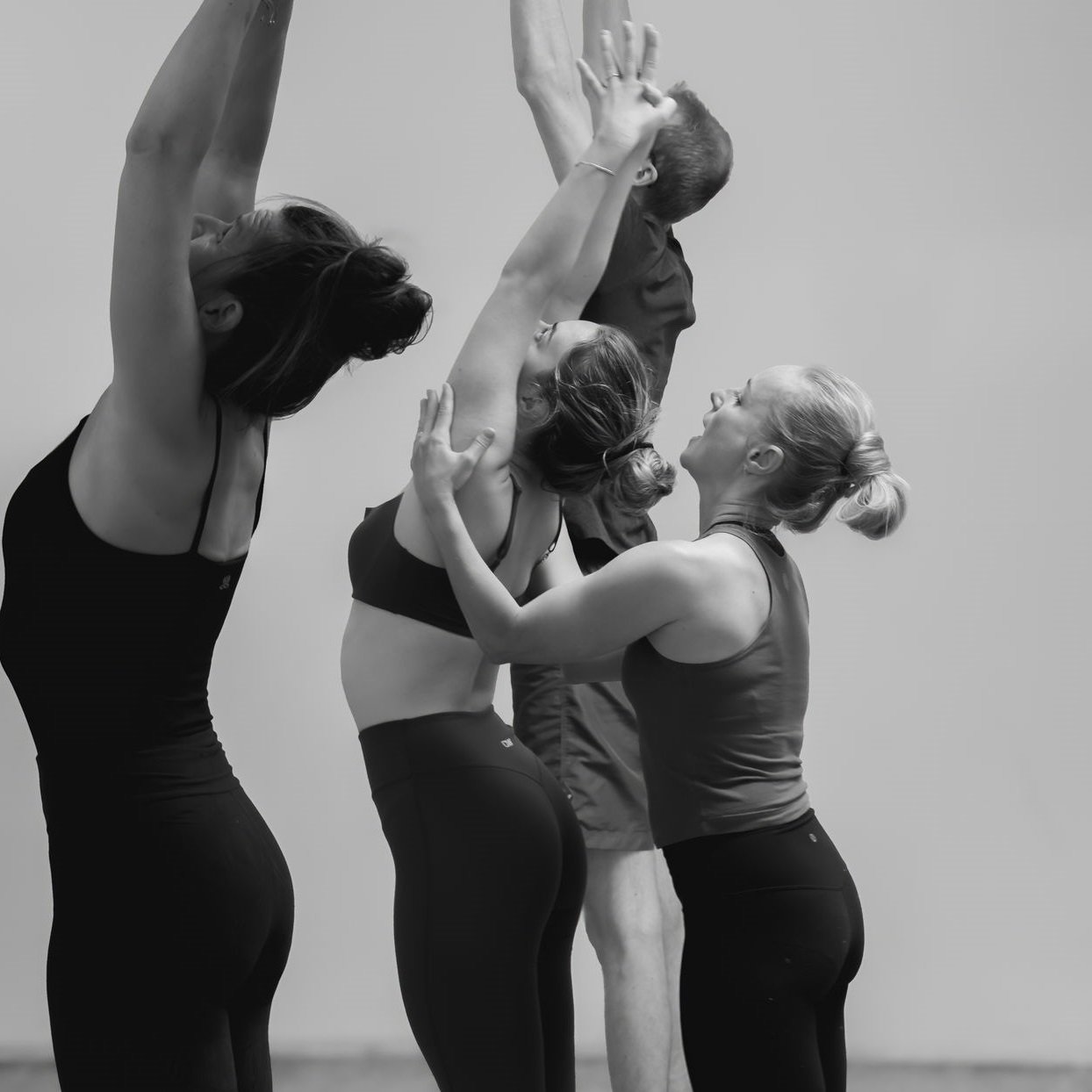 200 Hr Hatha Vinyasa Flow Yogalehrerausbildung Helene unterstützt eine Teilnehmerin in Urdhva Hastasana während ihrer 200-Stunden-Yogalehrerausbildung.