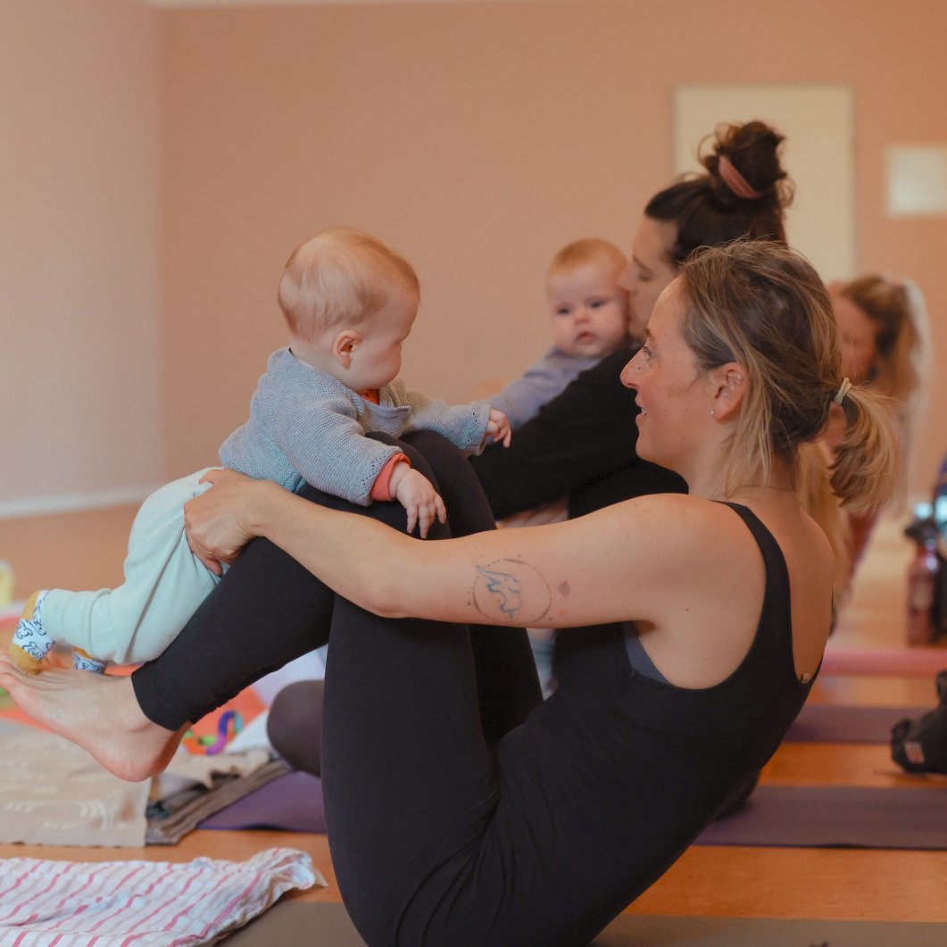Navasana mit Baby in Balance
