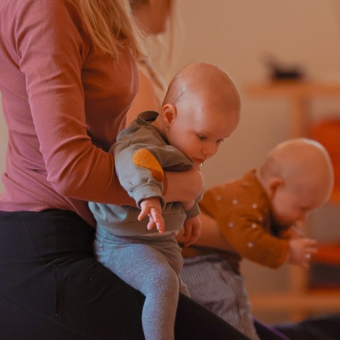 Baby darf vorn sitzen : Mamma in Veerabhadrasana II mit Baby