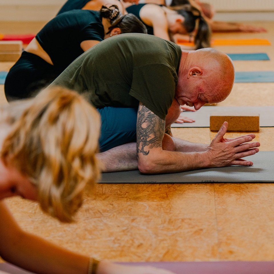 In-Class foto mit Andy in Gomukhasana Namasté Variation