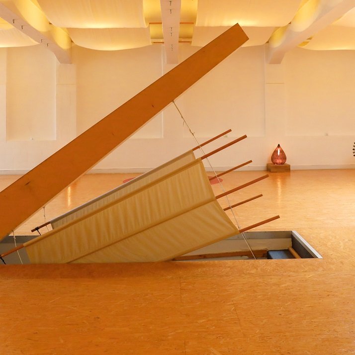 Unser Shala Vibe Ein Blick in unseren Shiva-und-Krishna-Yogaraum im Obergeschoss der Antaratma Yogashala Innsbruck.