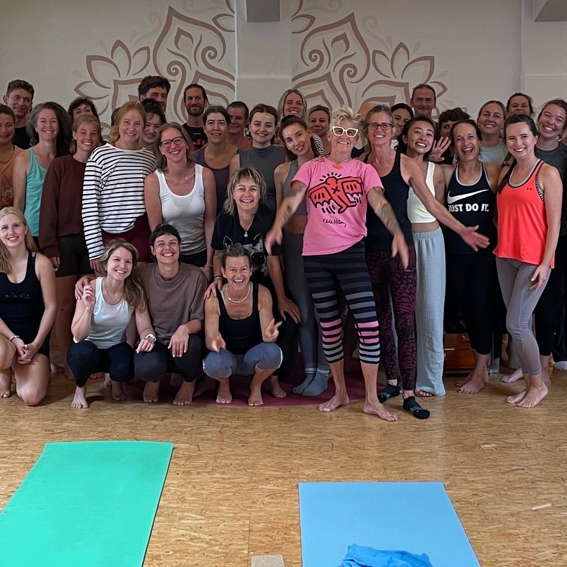 Gruppenfoto nach einer Community Klasse Im Antaratma Yoga Shala